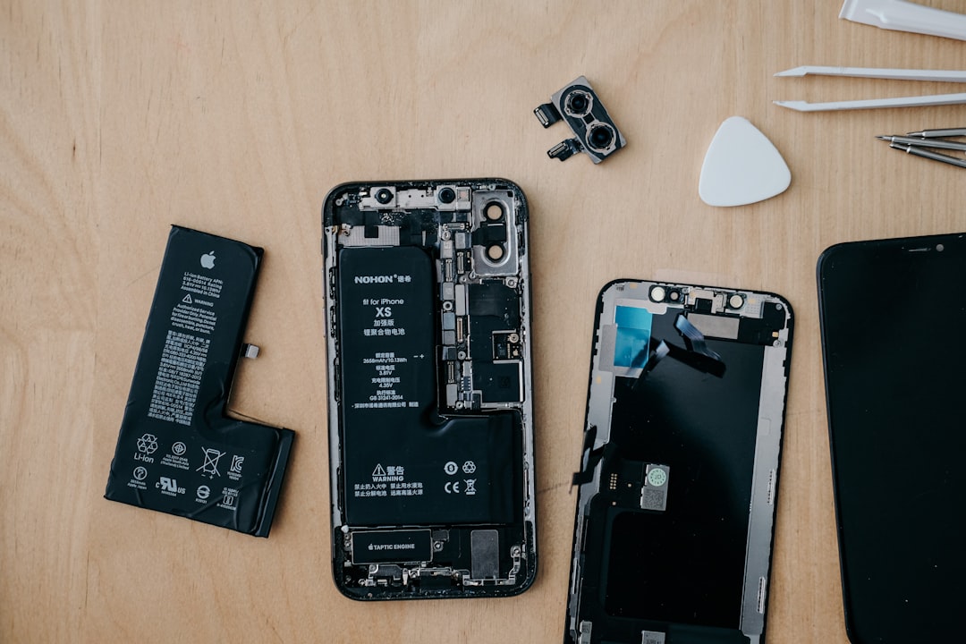 Techniker bei der Handy-Datenrettung in Düsseldorf